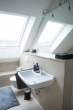 Badezimmer - Gepflegte 2-Zimmer-Dachgeschoss-Wohnung in einem Dreifamilienhaus in Alfter-Ort