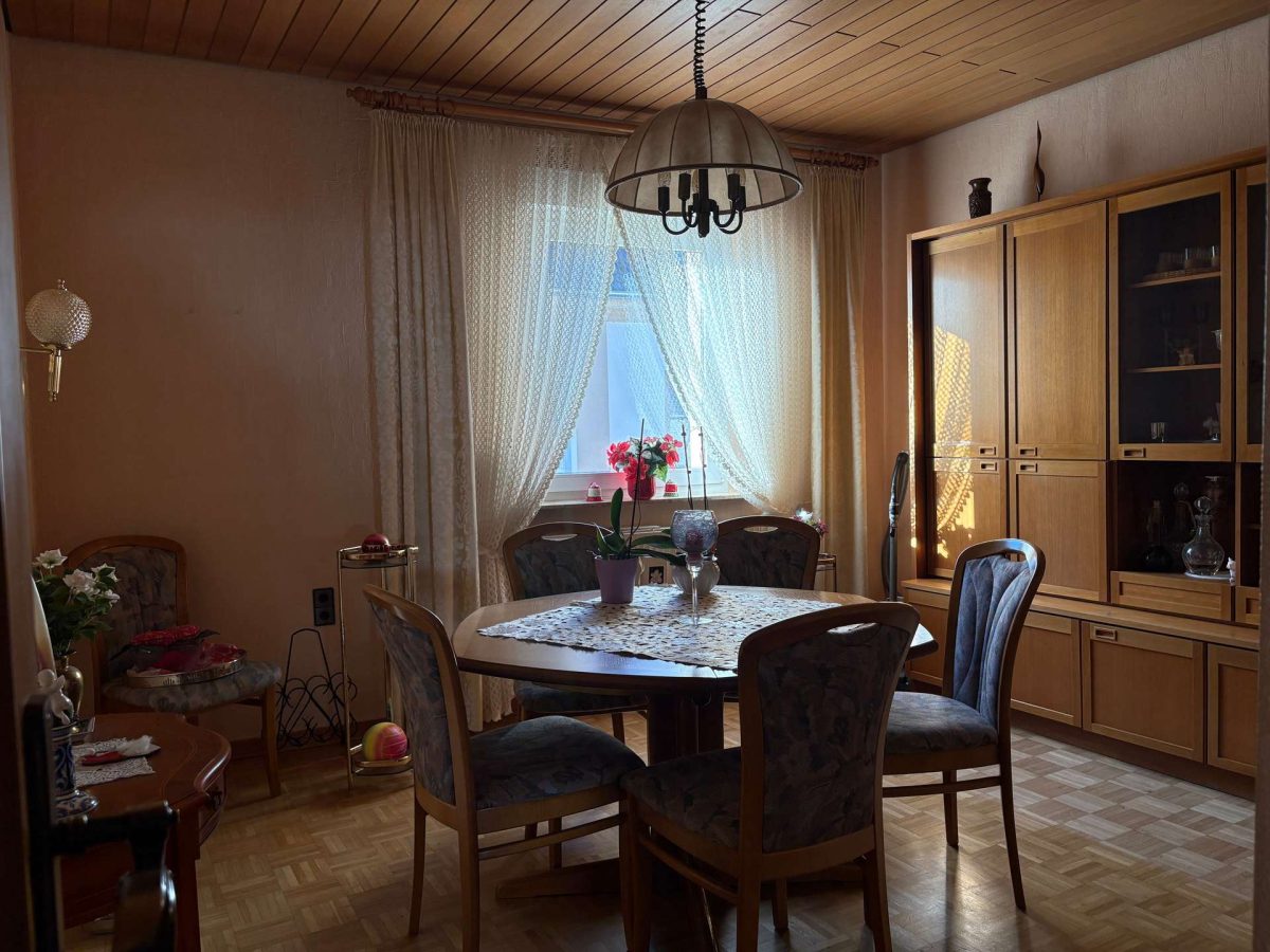 Zimmer Straßenseite OG