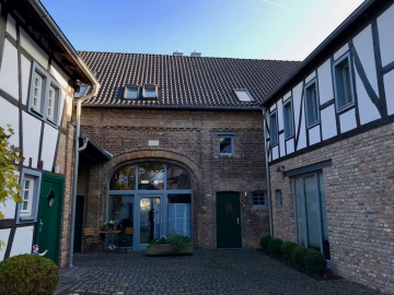 Rarität in Bonn – außergewöhnliche Wohnung in einer liebevoll sanierten Hofanlage in Lengsdorf, 53127 Bonn, Wohnung